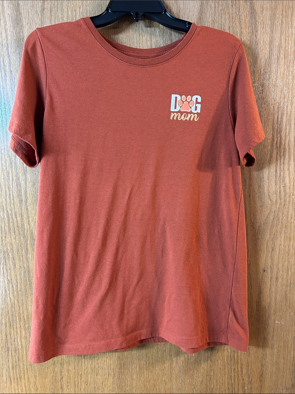 Dog Mom Short Sleeve Tee in Rust